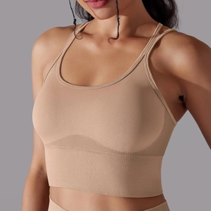 Détail de la texture côtelée sans couture et des doubles bretelles de ce soutien-gorge de yoga