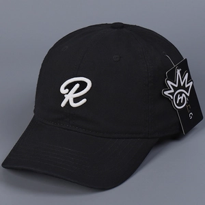 Detalle de una gorra de béisbol de algodón negro con la letra R bordada en blanco.