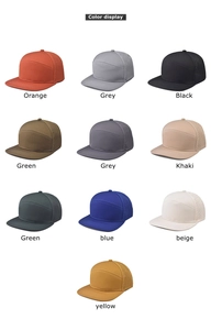 Display dettagliato di cappelli baseball a tesa piatta in vari colori con tagli laser