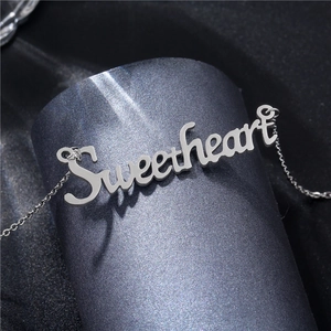 Collier avec pendentif lettre Sweetheart en argent sur fond sombre professionnel