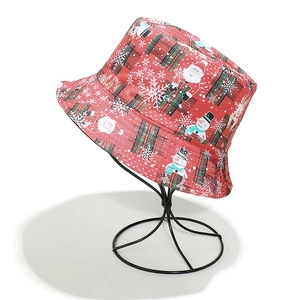Détail du chapeau bob de Noël avec motifs de rennes et bonshommes de neige sur toile