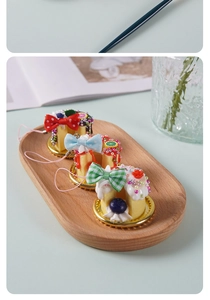 Primer plano detallado de dijes de mini postres hechos a mano en una bandeja de madera