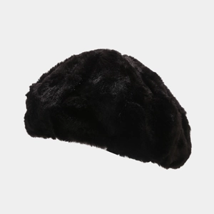 Gros plan sur la texture en fausse fourrure noire et la matière douce de ce béret d'hiver