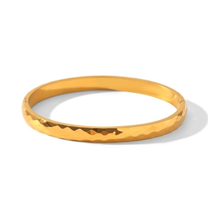 Vue détaillée d'un bracelet en acier inoxydable plaqué or 18k avec texture martelée diamant
