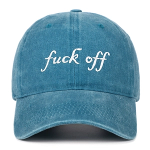 Gros plan de la broderie blanche sur une casquette de baseball bleu-gris délavé vintage