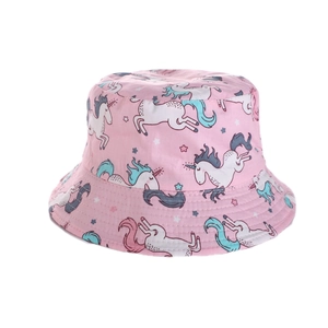 Dettaglio cappello sole in cotone rosa con unicorni bianchi e stelle per bambini