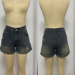 Vista dettagliata fronte e retro di shorts di denim a vita alta con orli risvoltati