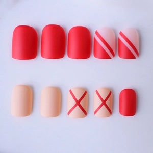 Faux ongles courts carrés mats bordeaux et nude avec motifs géométriques minimalistes
