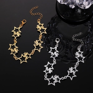 Détail de bracelets à maillons étoiles réglables en or et argent avec fermoir mousqueton