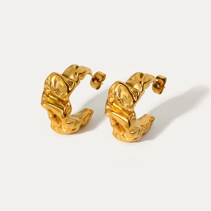 Boucles d'oreilles en C en acier inoxydable doré 18 carats avec texture de lave