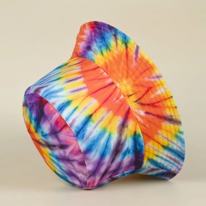 Dettaglio ravvicinato del cappello alla pescatora tie-dye con stampa graffiti multicolore