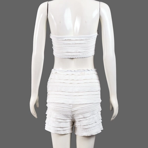 Vue arrière d'un ensemble deux pièces blanc avec haut bustier et short à volants