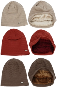 Détails de la maille à chevrons et doublure polaire chaude sur les bonnets d'hiver