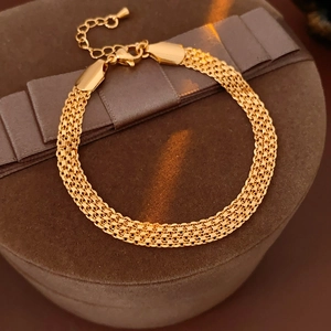 Détail d'un bracelet en maille tressée plaqué or 18 carats avec fermoir mousqueton réglable