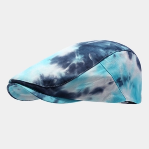 Detailaufnahme der blau-weißen Batik-Schirmmütze mit Köpergewebe und feiner Nahtführung