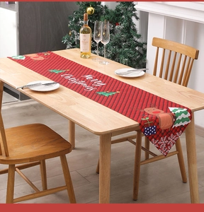 Detail eines roten karierten Weihnachts-Tischläufers mit Rentier-Aufdruck