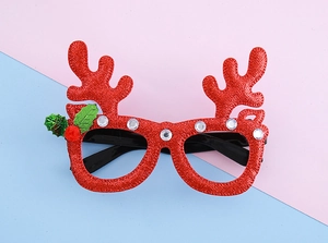 Détail de lunettes de renne festives à paillettes rouges avec houx et strass brillants