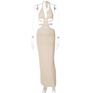 Dettaglio della maglia e taglio in vita di questo abito aderente beige con scollo