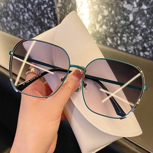 Women Oversized Sunglasses Metal Frame UV400 Protection Large Square Polygon Gradient Lens Fashion Eyewear For Travel