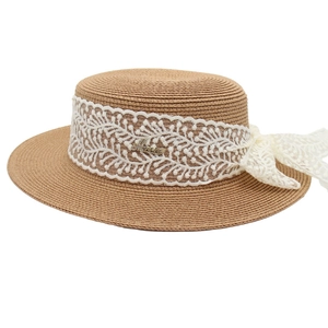 Chapeau de paille canotier plat pour femme avec ruban en dentelle blanche et logo métal