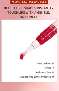 Detalle macro del lápiz de brillo labial con pincel suave y textura de purpurina melocotón