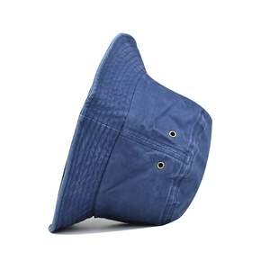 Dettaglio cappello pescatore blu scuro lavato con trama vintage e occhielli metallici