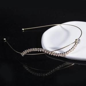 Serre-tête ondulé double couche doré avec strass scintillants sur surface miroir