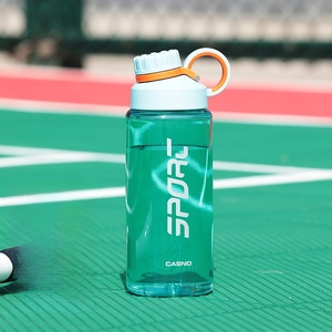Detail of 800ml green sports water bottle with tea infuser on a tennis court background