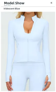 Détail de la veste de yoga bleu magique avec passe-pouces et coutures de haute qualité