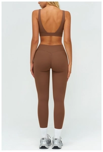 Vista posteriore di leggings yoga marroni a vita alta e reggiseno sportivo