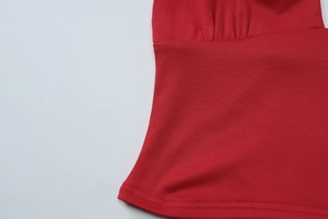 Détail du haut rouge dos nu montrant la texture en maille et la taille froncée