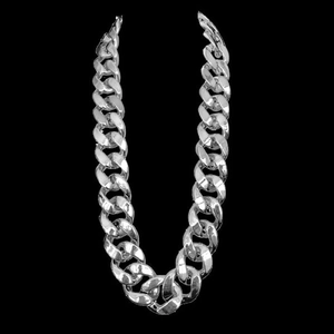 Detailopname van een dikke zilveren Cubaanse schakelketting met gepolijste finish
