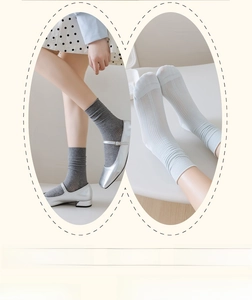 Detailstruktur der Baumwollmix-Rippsocken in Grau und Hellblau mit feiner Netzwebung