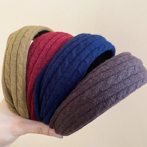 Détail de quatre serre-têtes en tricot aux couleurs d'automne avec texture tressée