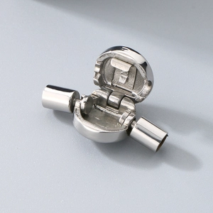 Vue macro du fermoir cœur en acier inoxydable poli pour bijoux en cordon de cuir DIY