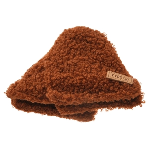 Bruine pluizige pluche muts met YYDS-beer lederen patch voor een warme winterstijl