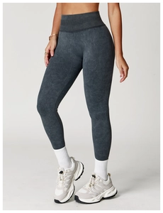 Detail der nahtlosen anthrazitfarbenen Yoga-Leggings mit hohem Rippstrickbund