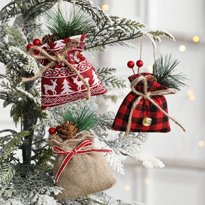 Christmas Burlap Gift Bags Hanging Ornaments Reindeer Buffalo Plaid Drawstring Candy Pouches With Pine Cones And Berries