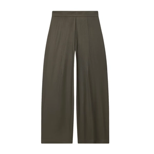 Detail einer dunkeloliven Hose mit weitem Bein, elegantem Fall und Bundfalten-Struktur