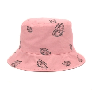 Détail d'un chapeau bob rose avec imprimé papillon montrant le tissu et les coutures