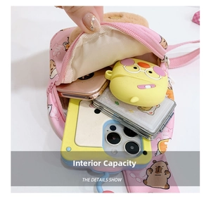 Innenkapazität der rosa Capybara Plüschtasche mit Platz für Smartphone und kleine Zubehörteile