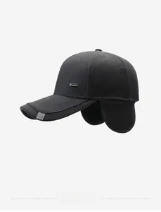 Dettaglio cappello baseball invernale con paraorecchi in tessuto twill grigio scuro