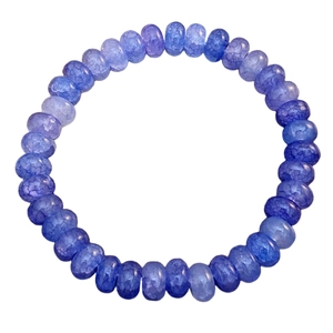Vue détaillée du bracelet en perles d'agate bleue avec des textures de fissures glacées