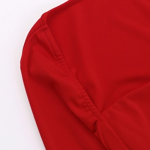 Détail du col et de la couture de l'épaule sur une robe courte en tricot rouge