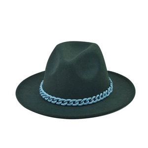 Detailansicht eines dunkelgrünen Wollhutes mit einer dekorativen hellblauen Kunststoffkette
