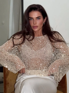 Nahaufnahme des beigen Pailletten-Strickpullovers mit Häkeltextur und feinem Glitzereffekt