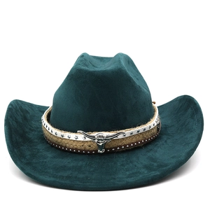 Détail du chapeau de cowboy avec boucle métallique en tête de taureau et bandes décoratives tressées
