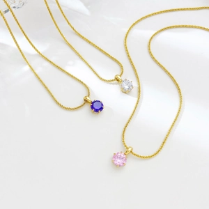 Collier minimaliste en or avec pendentifs ronds en zircone étincelants en violet, blanc et rose