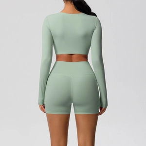 Detail van lichtgroene yogaset met V-vormige rugstiksels op de sportshort met hoge taille