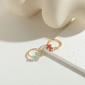 Macro di anelli in oro 14K a forma di fiore con gemme blu e rosse marquise